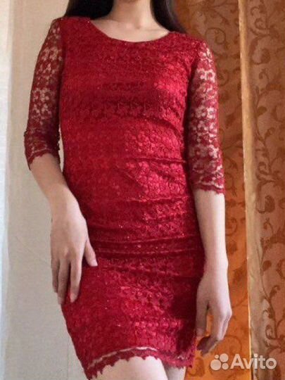 Красное кружевное платье