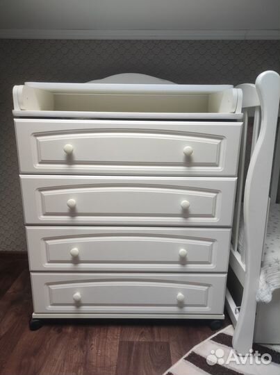 Детская кроватка и пеленальный комод