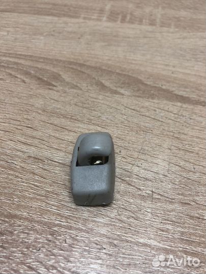 Крючок солнцезащитного козырька Фольксваген Тоуран