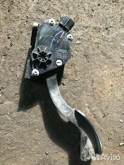 Электронная педаль газа Toyota Camry 7