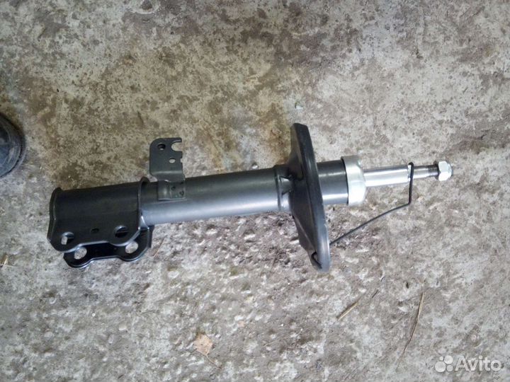 Левая передняя стойка toyota