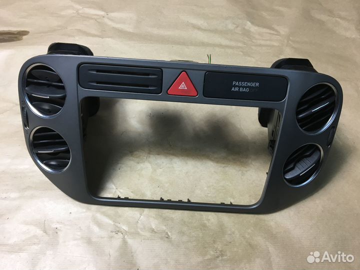 Рамка магнитолы Volkswagen Tiguan 08-17