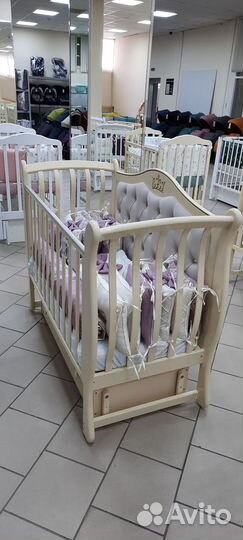 Королевские кровати с маятником и без