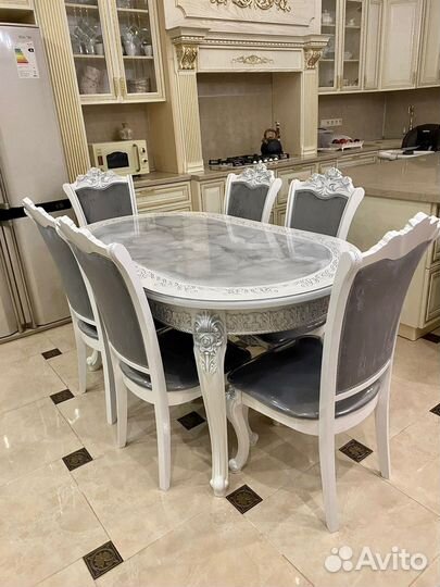 Стол и стулья