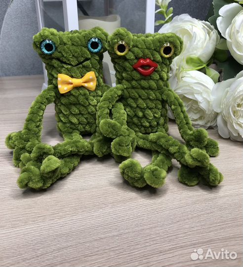 Вязаный брелок лягушка