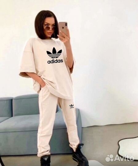 Спортивный женский костюм