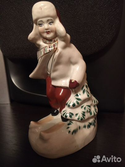 Статуэтка мальчик на лыжах