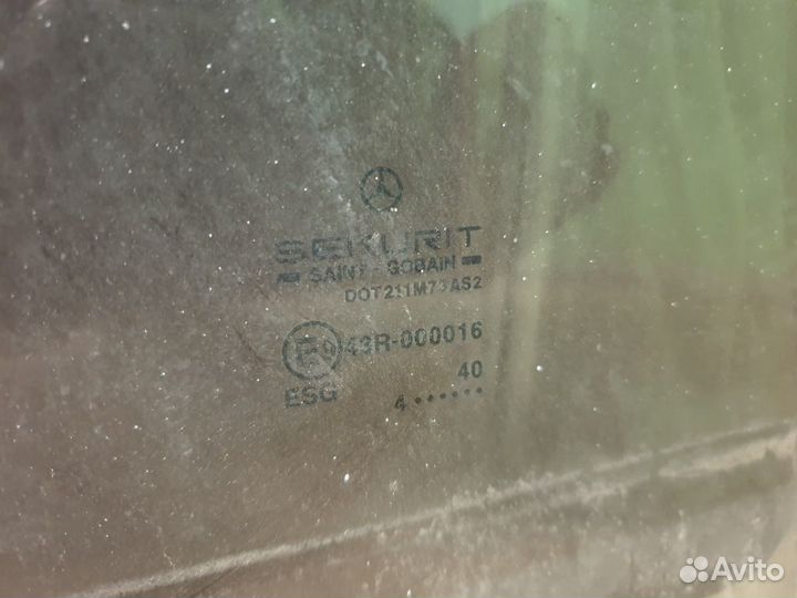 Стекло двери переднее левое Mercedes Benz Viano