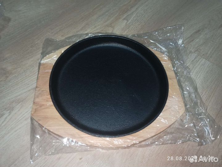 Сковорода чугунная на деревянной подставке dsu