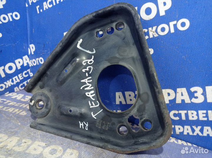 Правый кронштейн переднего подрамника Nissan Teana