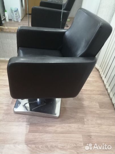 Кожанное кресло парикмахерское