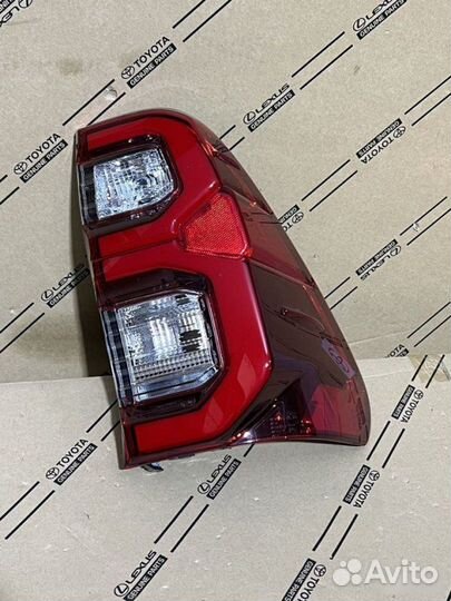 Фонарь правый Toyota Hilux