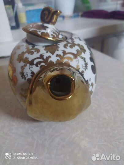 Заварочный чайник в золоте