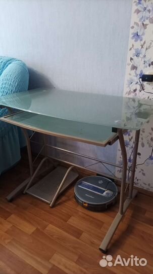 Компьютерный стол стеклянный