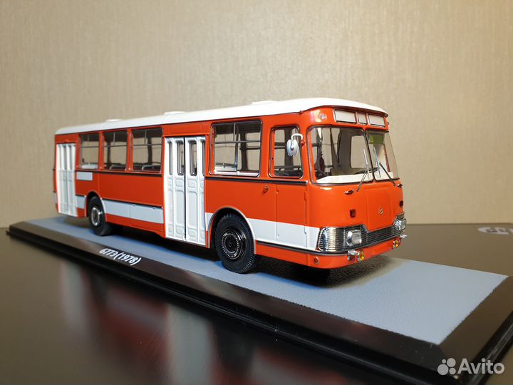 Лиаз 677 Э Экспортный. Красный-белая полоса кб