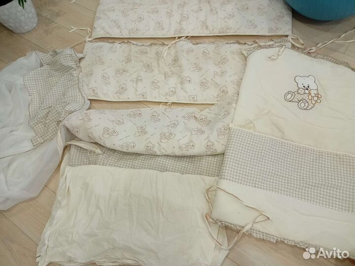 Бортики в кроватку и держатель балдахина