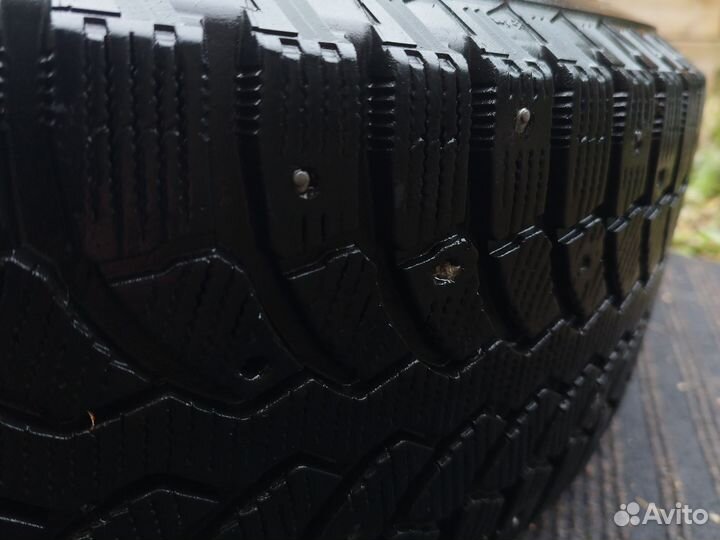 Bridgestone Blizzak Spike-01 215/70 R16
