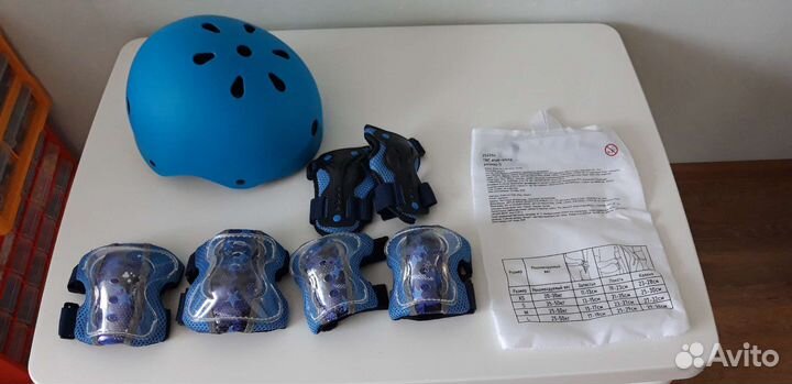 Детский шлем и комплек защиты для коленей