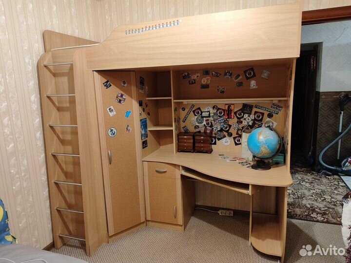 Кровать двухьярусная, стол, шкаф для одежды