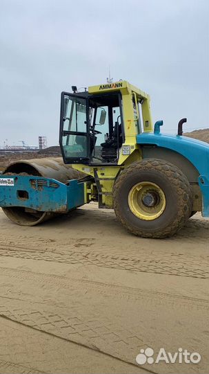 Машинист на грунтовой каток