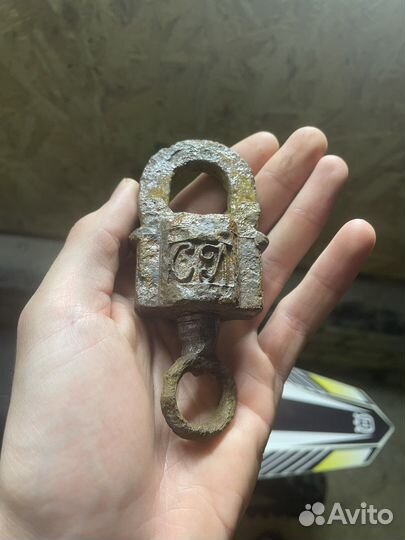 Старинный навесной замок годовик