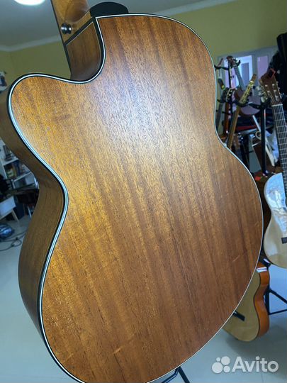 Акустическая гитара