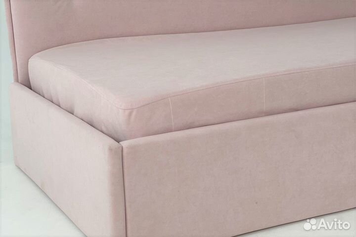 Комната для девочки с мягкой кроватью