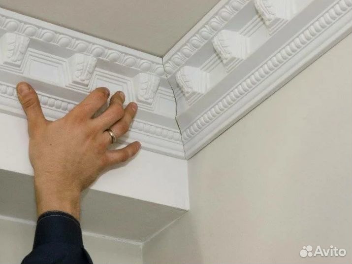 Монтаж потолочных плинтусов