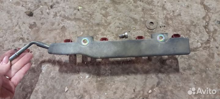 Топливная рампа в сборе с форсунками Almera N16