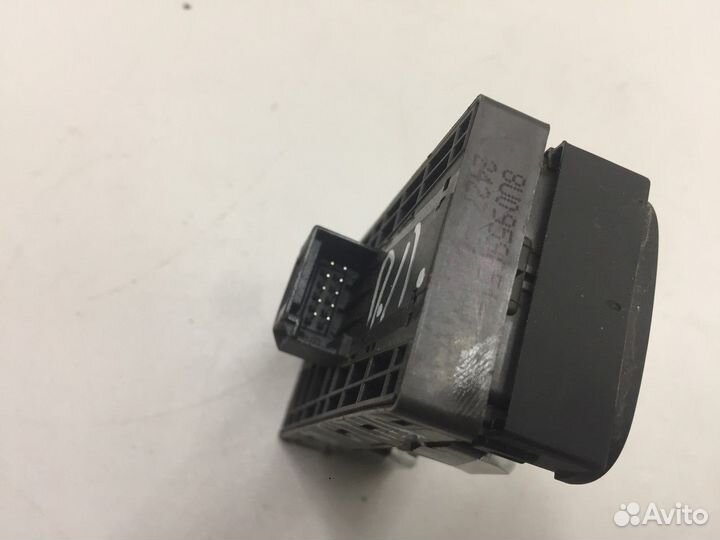 Блок управления стеклоподъемниками (Audi Q3)