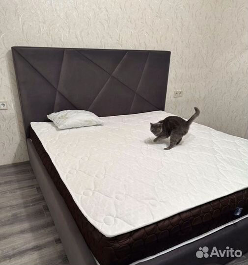 Белая кровать