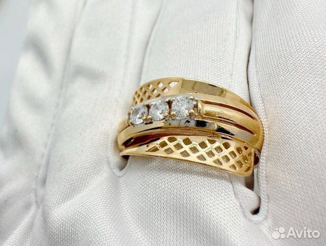 Кольцо с синтетическим камнем Золото