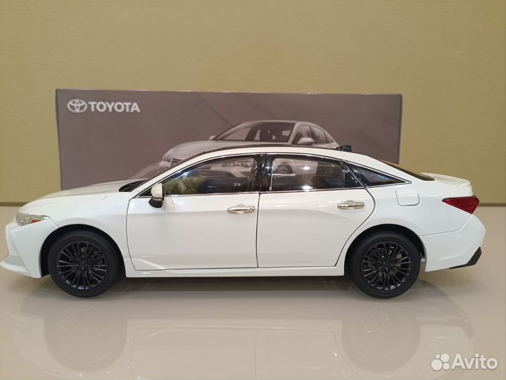 Toyota Avalon V (2018-2023) White 1:18