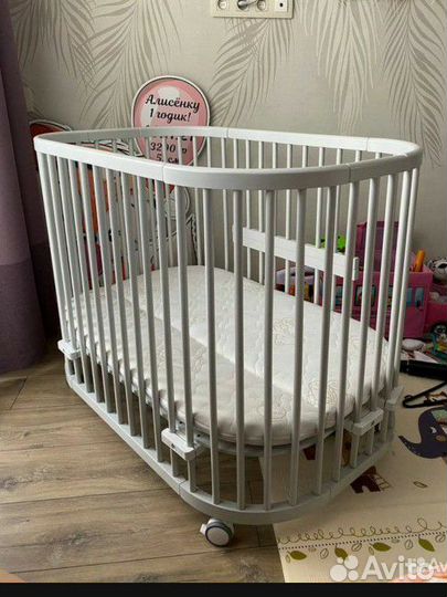 Детская кроватка с маятником