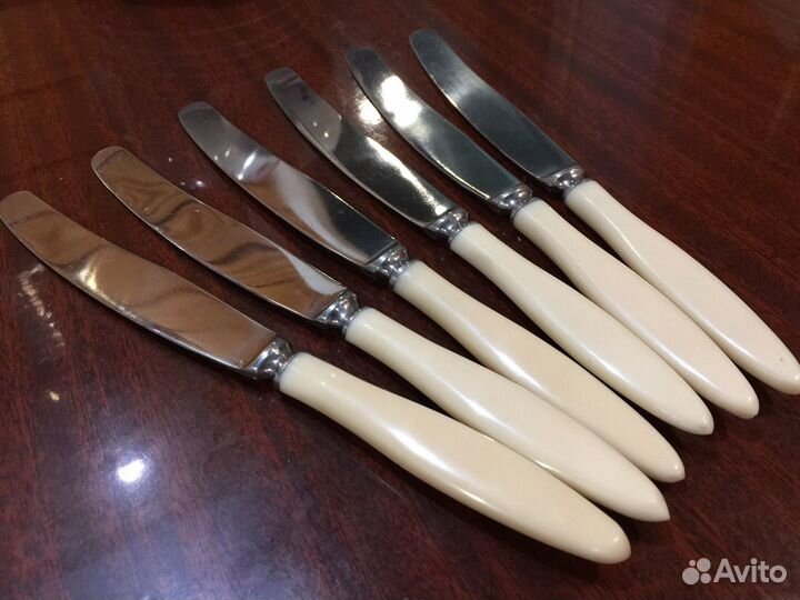 Тарелки, чайные пары, стаканчики, стопки, ножи