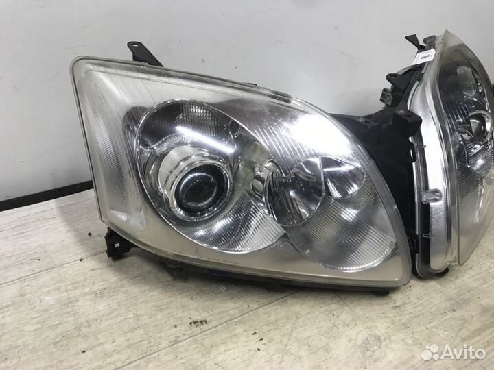 Фара Toyota Avensis T250 2005