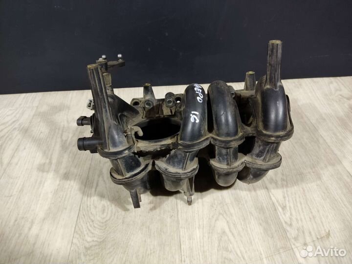 Renault Sandero 1 коллектор впускной