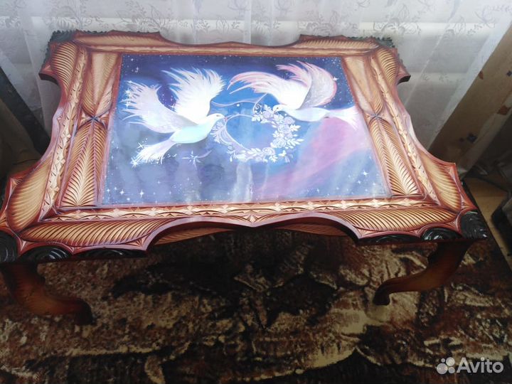 Резной журнальный стол