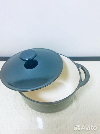 Чугунная кастрюля 2,5 л эмалированная