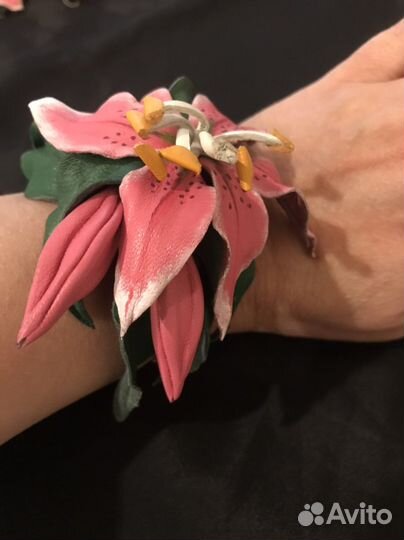 Украшение из кожи Лилии