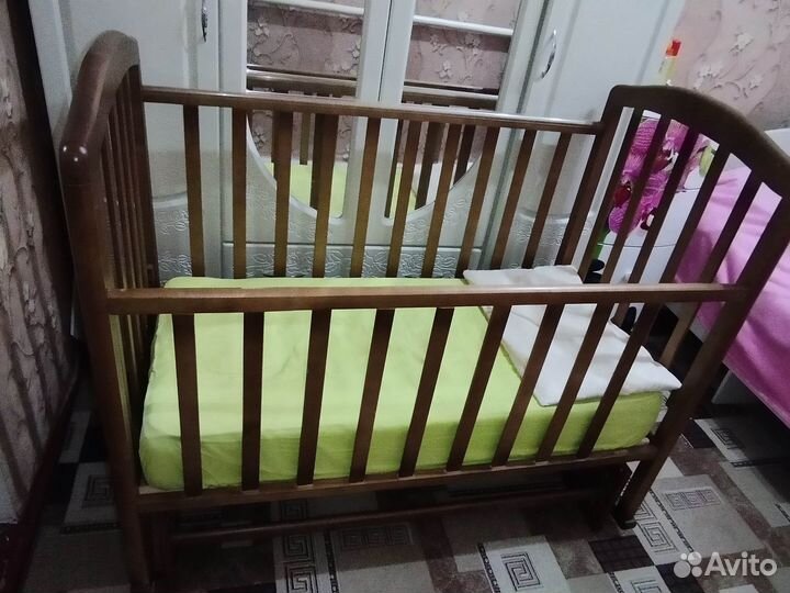 Детская кроватка с поперечным маятником