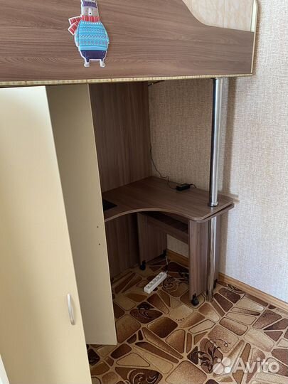 Детский уголок с кроватью и столом