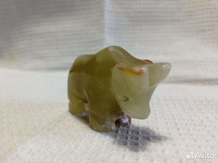 Фигурка быка из натурального оникса