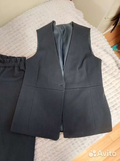 Продам школьный брючный костюм