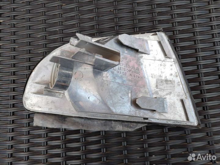 Поворотник передний левый на Audi A4