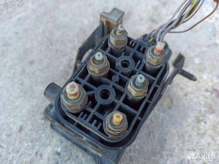 Блок клапанов пневмоподвески, Mercedes-Benz S-Класс 2010