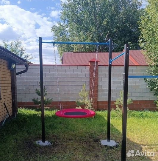 Уличный турник для всей семьи можно и качели