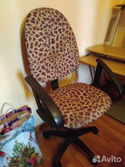 Компьютерный столик и кресло