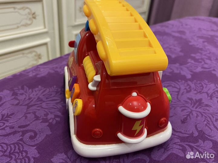 Машина пожарная обьезжает,со звуками,и светом