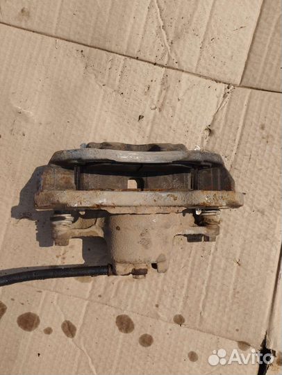 Суппорт передний правый Mitsubishi Lancer 9